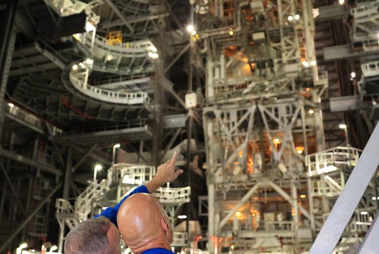 Artemis III Crew Visits NASA Kennedy’s Vehicle Assembly Building