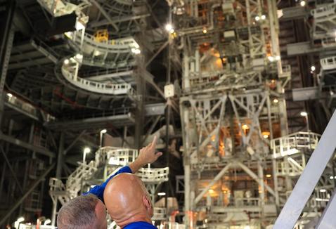 Artemis III Crew Visits NASA Kennedy’s Vehicle Assembly Building