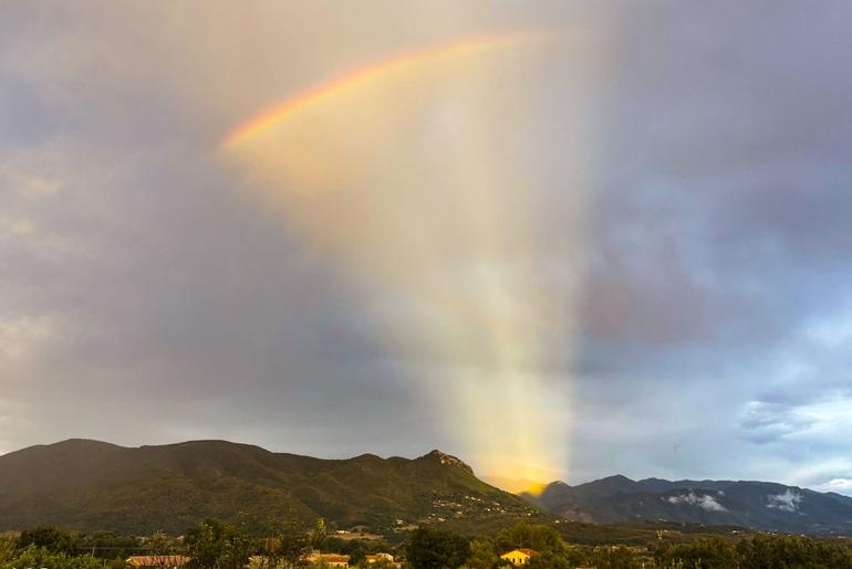 APOD: 2026 October 20 – An Anticrepuscular Rainbow Fan